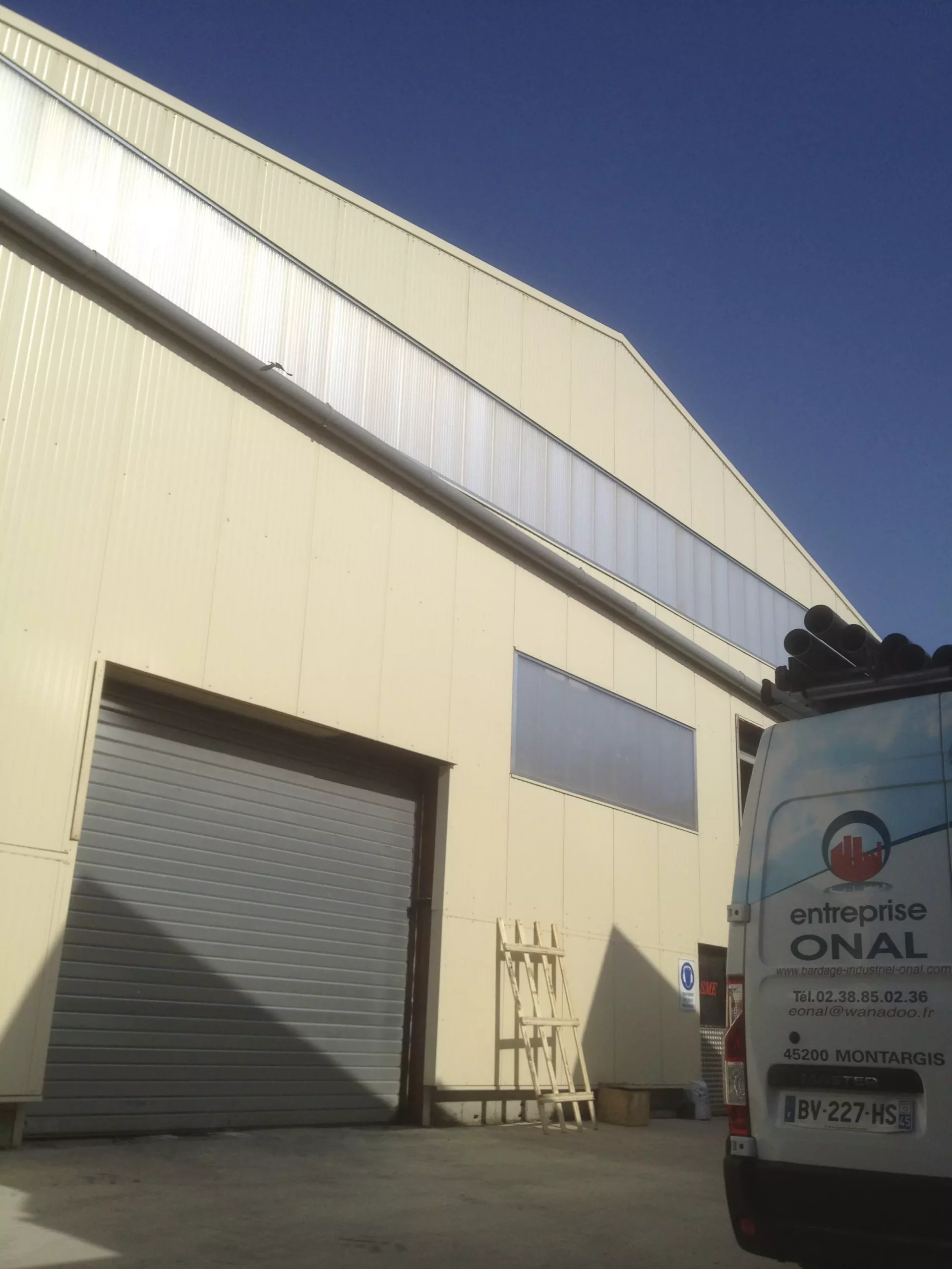 bardage en panneaux sandwichs, avec éclairage en polycarbonate, après retrait de tôles amiante ciment sur atelier