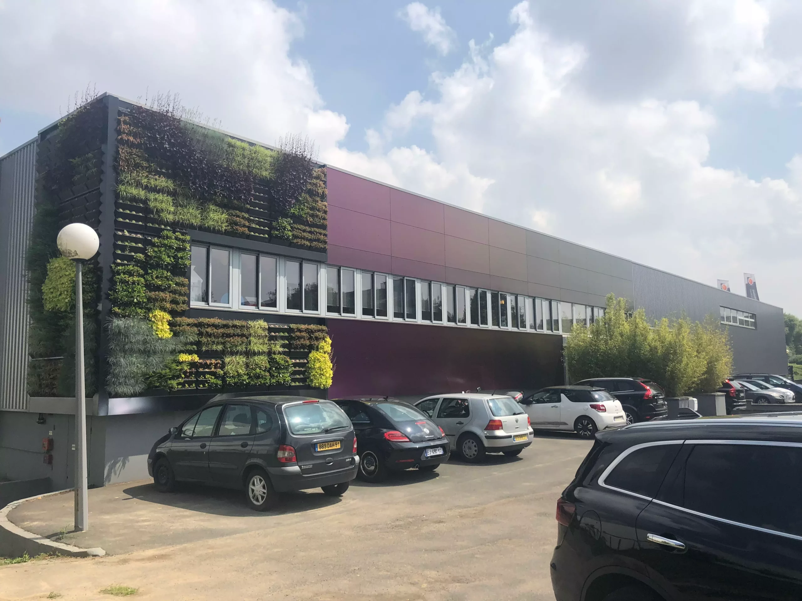 bardage trapézoïdal, rockpanel hérissant et végétal CPV Plus à Morangis