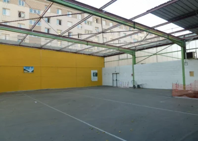 travaux de dépose d'une couverture sèche, compris pose des filets de sous face d'un gymnase