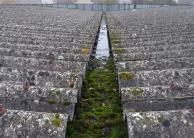 travaux de nettoyage des chéneaux avec présence de couverture amiante ciment