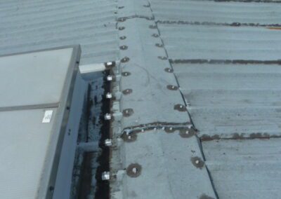 changement des fixations d'une couverture sèche sur un magasin