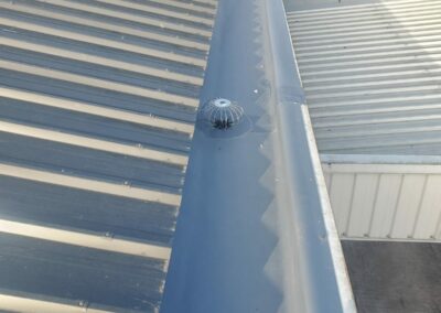 couverture panneaux sandwichs après désamainatge et isolation chêneau avec membrane SIEP Bois le Roi 77