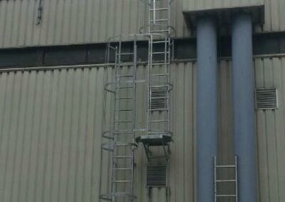 échelle crinoline conforme pour accès en couverture d'un centre commercial