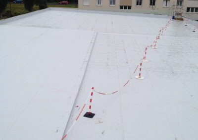 étanchéité d'un gymnase avec décrochet de charpente sur un gymnase