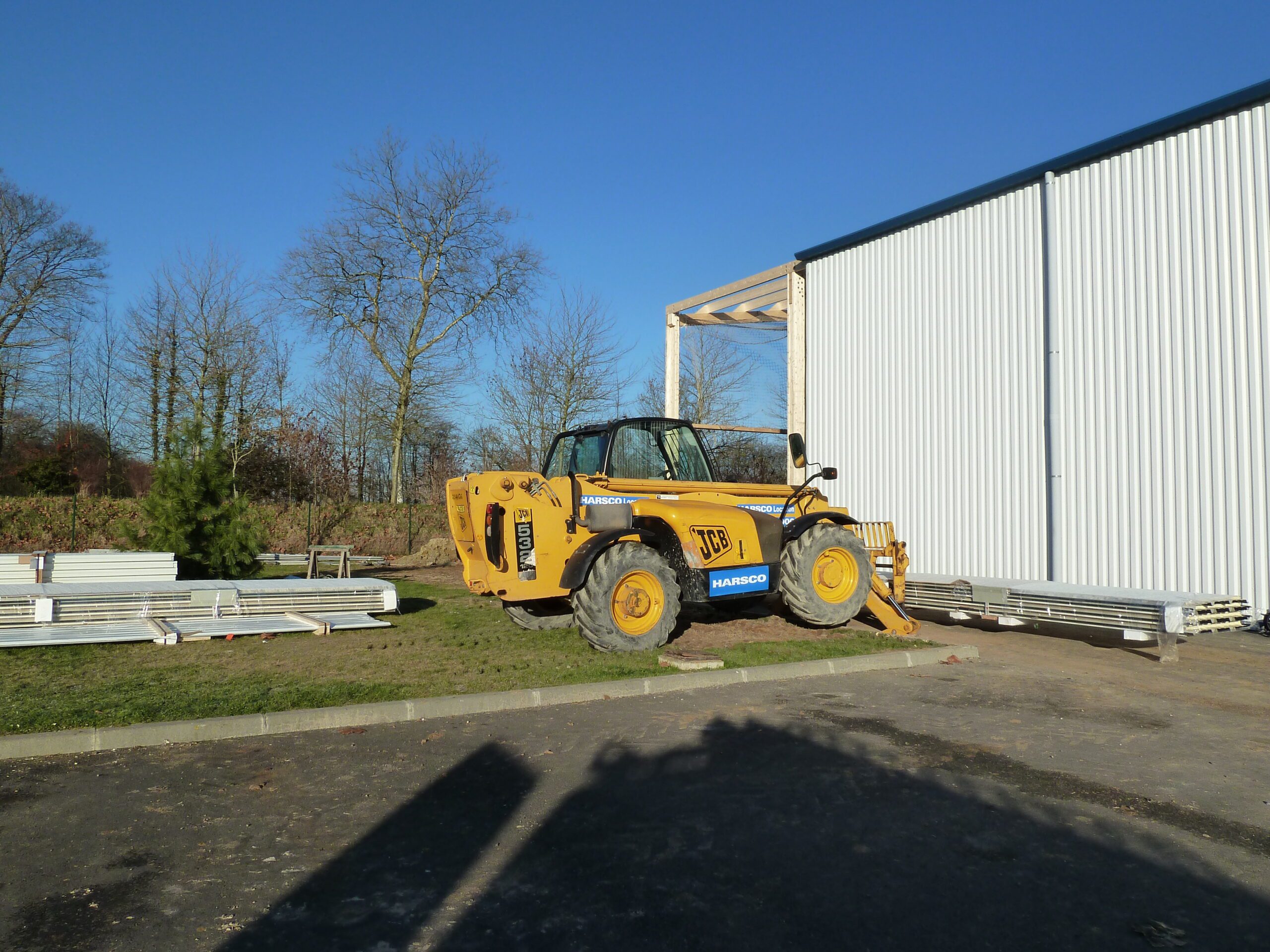 Extension et bardage panneaux sandwichs et double peau d'un atelier