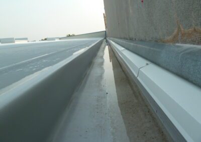 habillage d'un chéneau existant avec mise en place d'un isolant, le tout en raccord avec la surface courante d'une usine