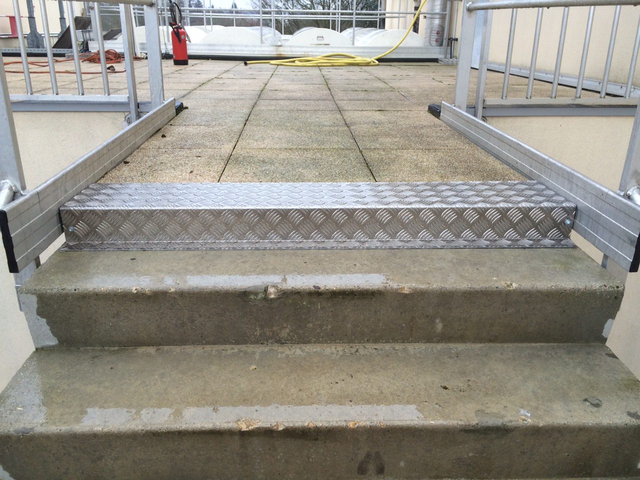 habillage marche terrasse dalles Lyonnaise des eaux à Chalettes sur Loing 45