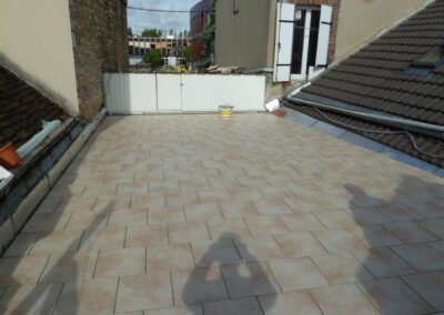 mise en place d'un terrasse accessible avec un carrelage afin de lester et protéger l'étanchéité en place sur un restaurant