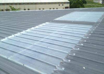 travaux de remplacement de plaques en polyester sur couverture sèche d'un atelier