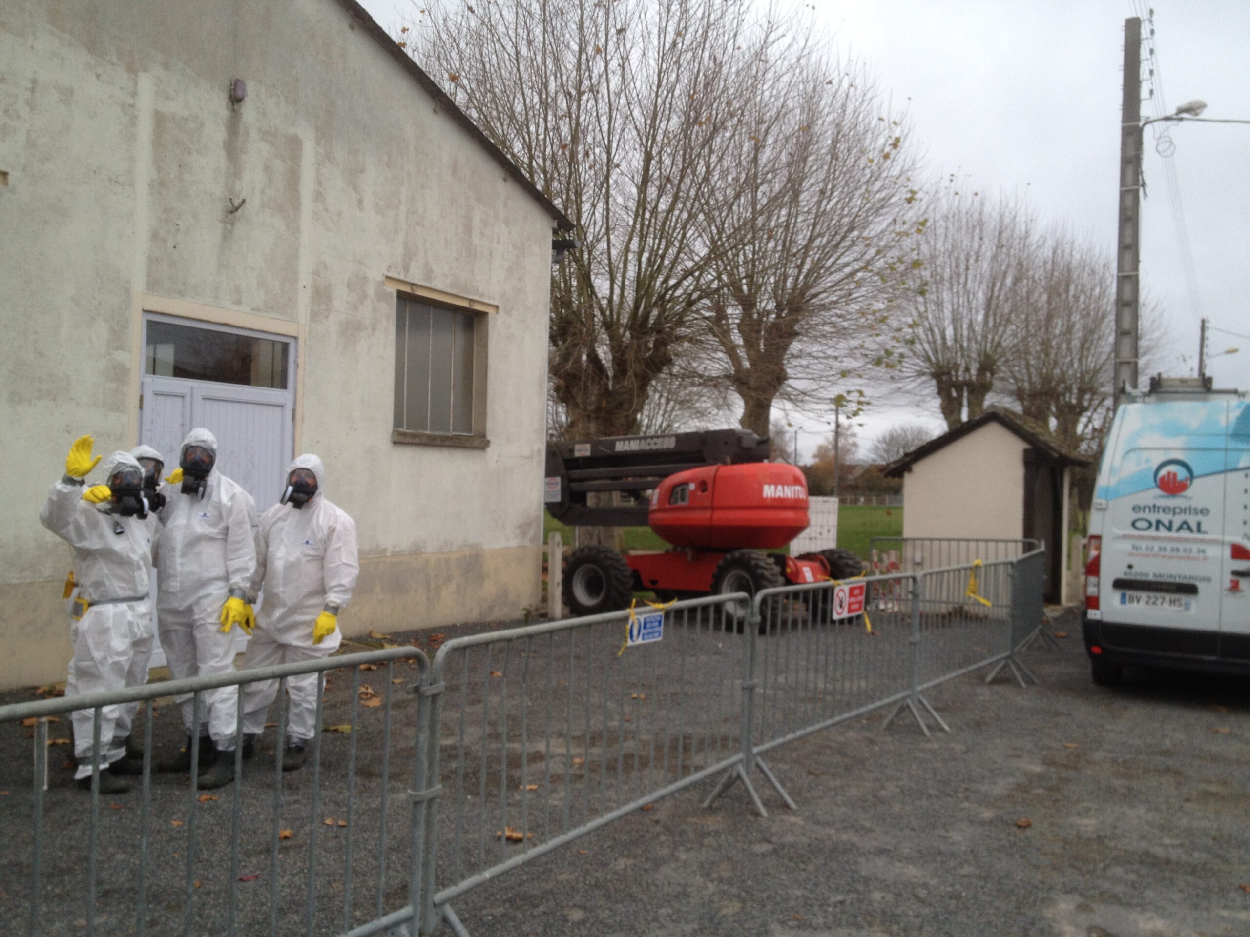 travaux de retrait d'une couverture amiante ciment avnt démolition d'une salle des fêtes