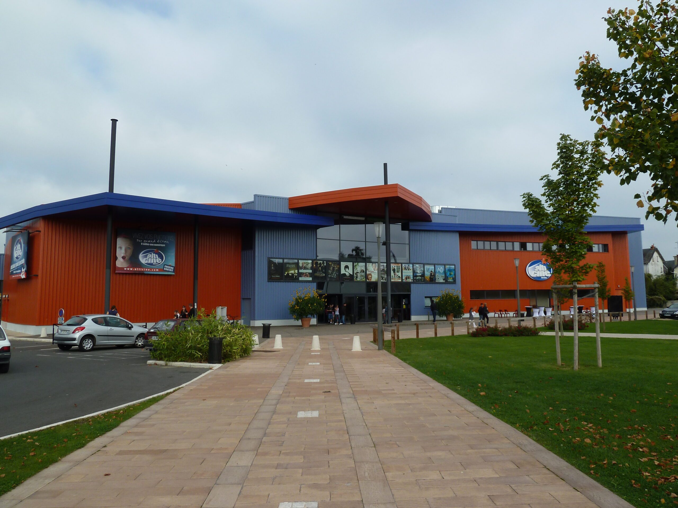 Façade de cinéma équipée d’un bardage double peau coloré