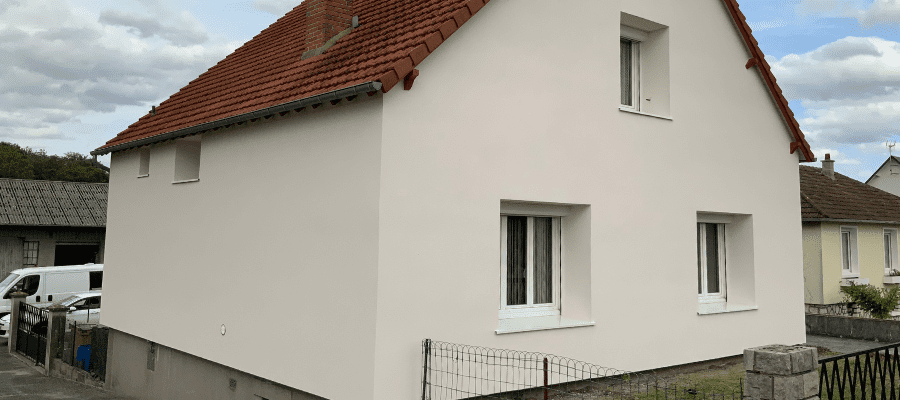 Maison rénovée avec isolation thermique par l’extérieur (ITE) et finition en enduit clair.