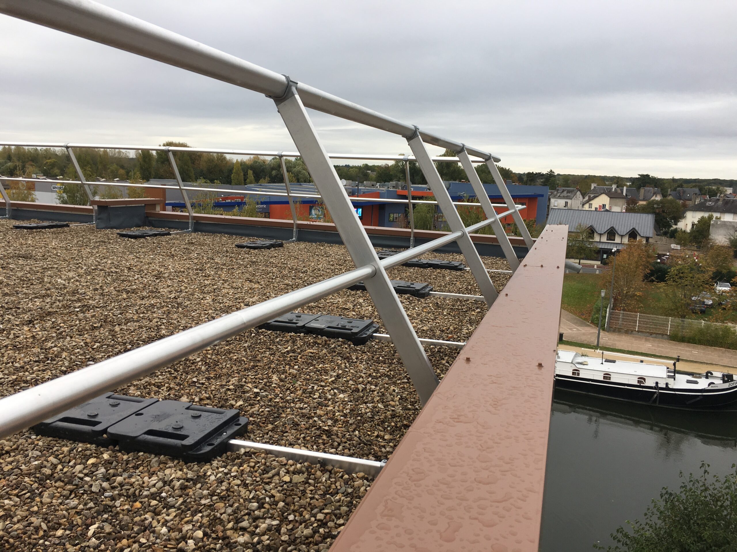 Garde-corps installé sur toiture gravillonnée