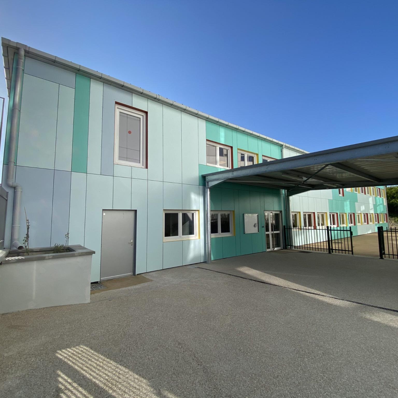 Ouvrier en désamiantage portant une combinaison de protection et un masque respiratoire, retirant un panneau en amiante dans une zone confinée.