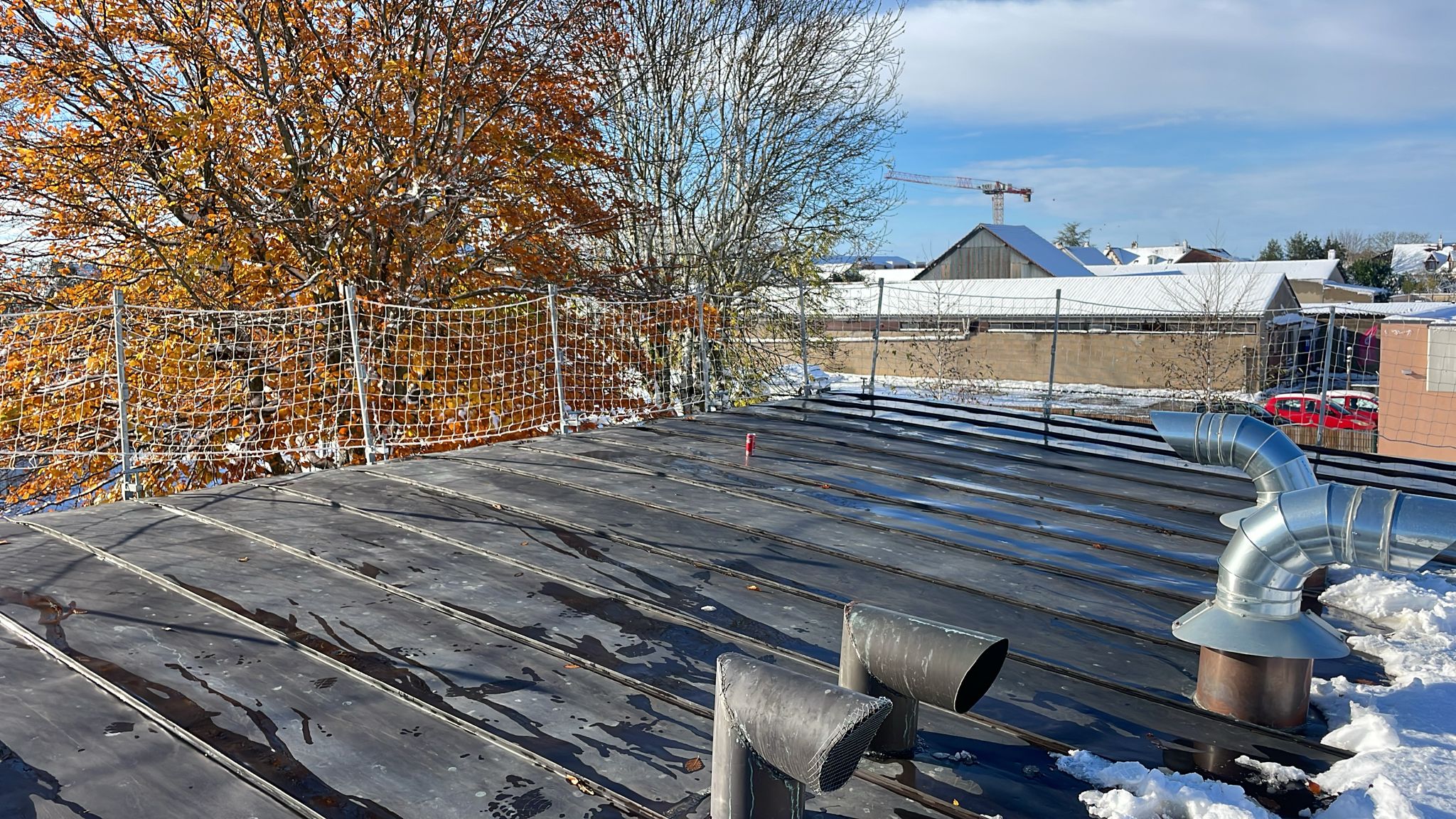 Travaux de réfection de couverture plate avec membrane d’étanchéité et sorties de ventilation sur site industriel en hiver