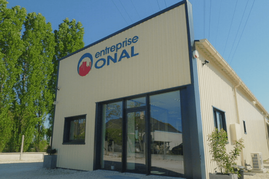 Bâtiment principal de l’entreprise ONAL avec façade beige et logo visible