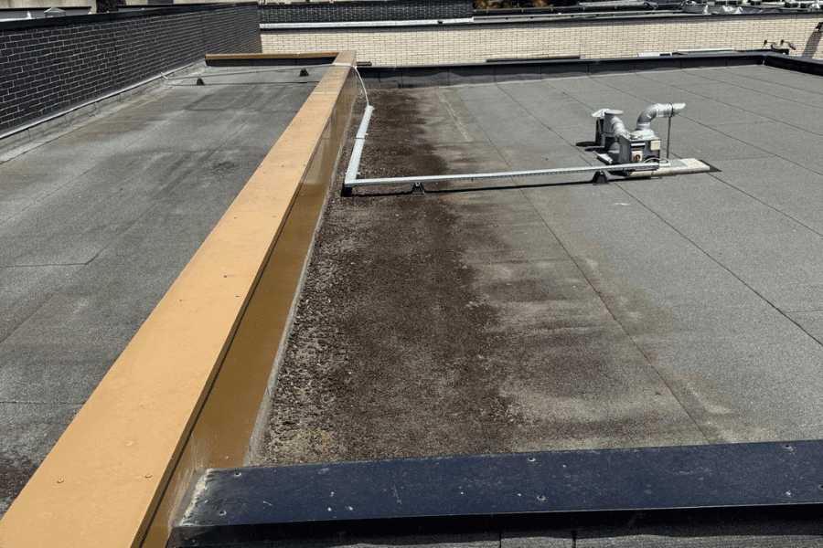 Toiture plate avant nettoyage montrant des salissures et accumulations de débris