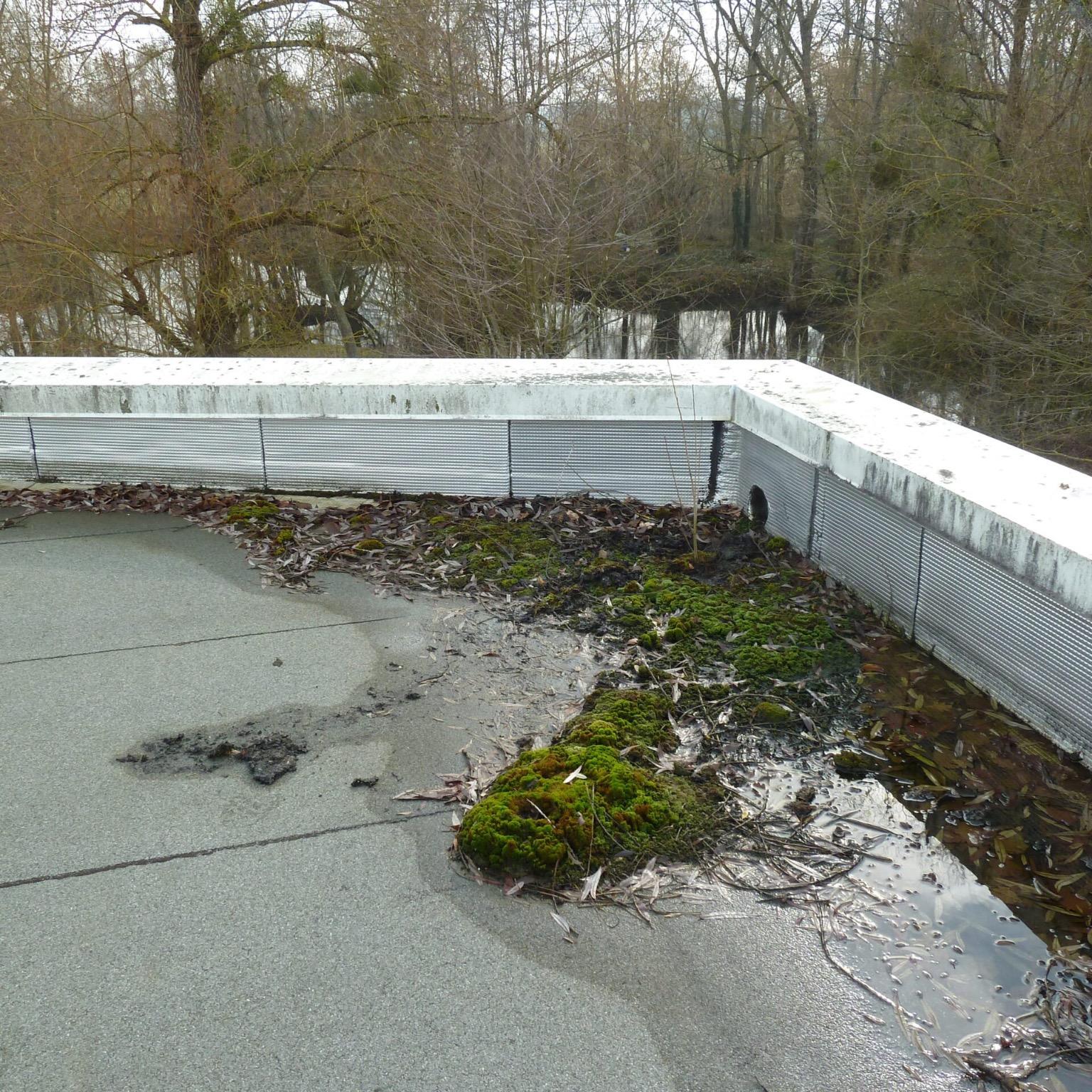 Pose d’un isolant en laine minérale et bardage métallique dans le cadre d’une isolation thermique par l’extérieur (ITE) sur bâtiment tertiaire.