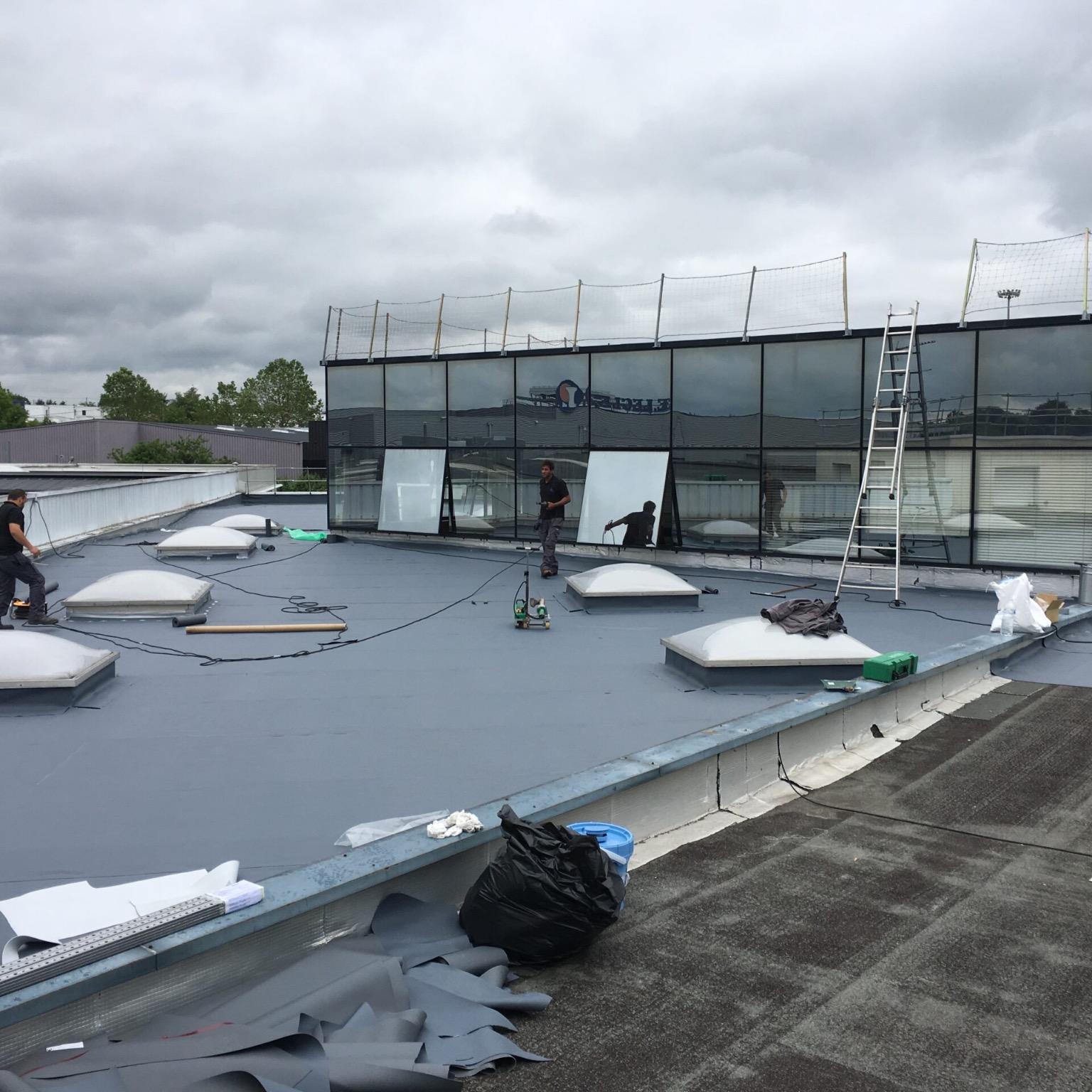 Pose d’un isolant en laine minérale et bardage métallique dans le cadre d’une isolation thermique par l’extérieur (ITE) sur bâtiment tertiaire.