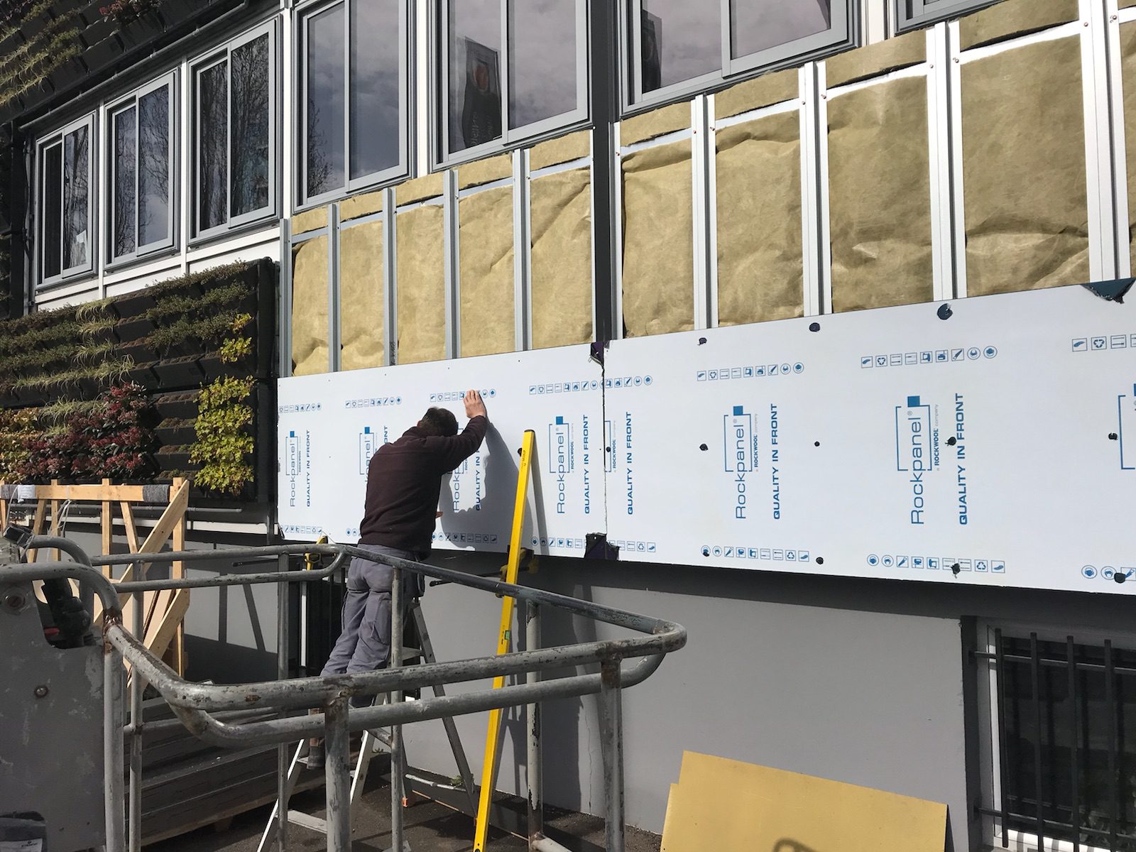 Pose de panneaux Rockpanel sur ossature au siège CPV Plus