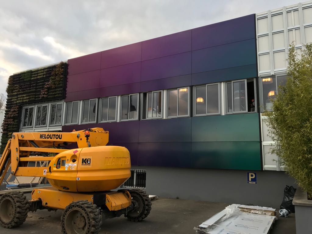 Rénovation complète en cours avec bardage rapporté végétal et irisé CPV Plus