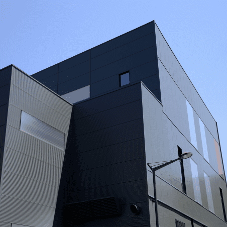 Pose d’un panneau isolant en polystyrène sur une façade extérieure dans le cadre d’une isolation thermique par l’extérieur (ITE)