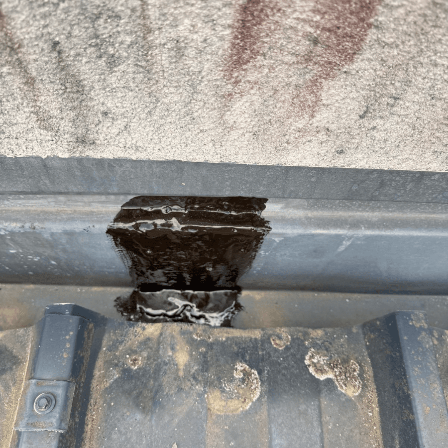 Schéma 3D de la pose d’un bardage métallique horizontal avec ossature secondaire, en bleu (#024e68) et finitions rouges (#ea2626)