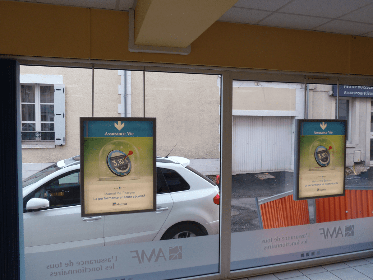 Façade rénovée du siège CPV Plus avec logo, bardage végétalisé et panneaux colorés