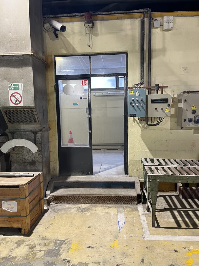 Schéma 3D de la pose d’un bardage métallique horizontal avec ossature secondaire, en bleu (#024e68) et finitions rouges (#ea2626)