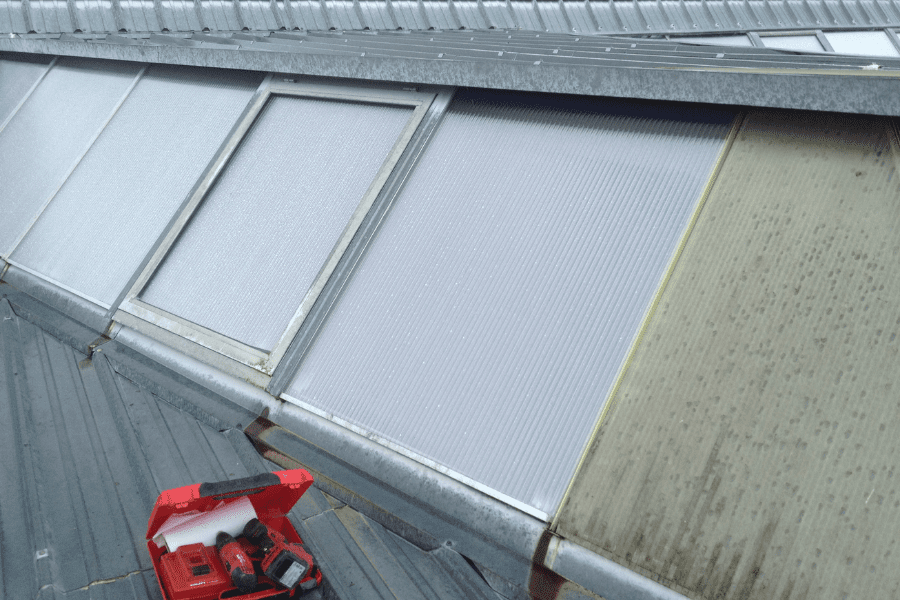 7 travaux d'isolation d'une couverture sèche existante avec création de désenfumage compris chevêtres d'une usine